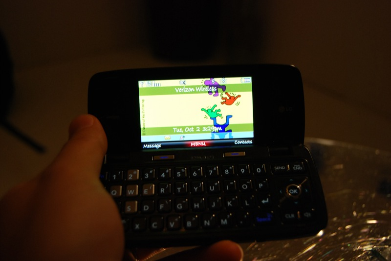 Illustration for article titled Verizon's LG VX10000 Voyager Revealed and Groped (with Gallery)
